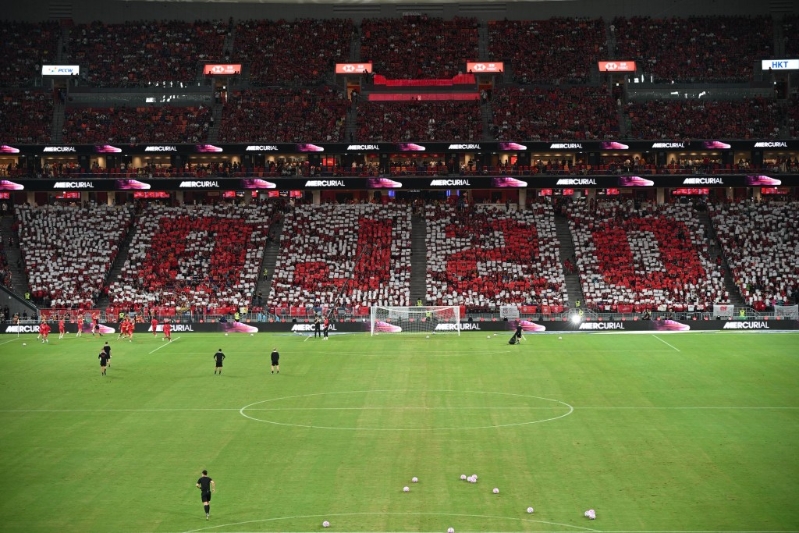 红军球迷们集体举起“DJ20”的“TIFO”。 红军球迷们集体举起“DJ20”的“TIFO”。