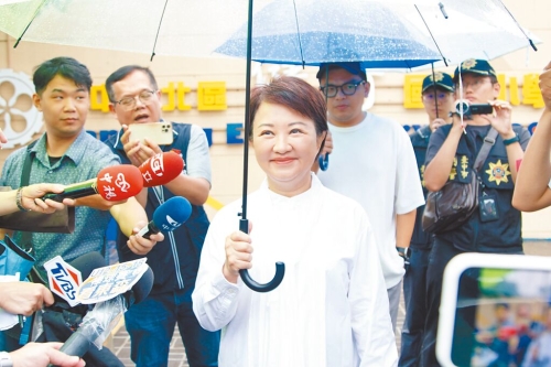 国民党挺过首波大罢免，传出党主席朱立伦将交棒，党主席改选日期可能在9月27日，基层有意开始推动台中市长卢秀燕接棒。中时新闻网资料照片