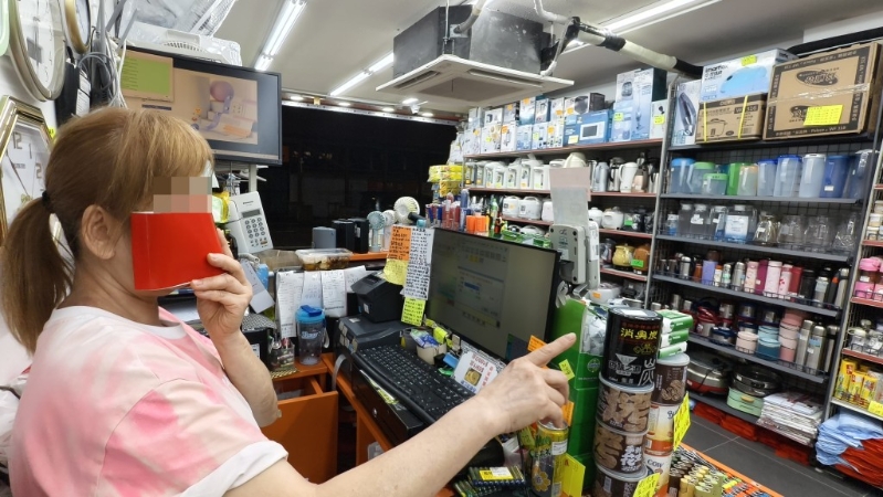 长沙湾一间家品店女负责人表示,内地廉价产品再加上“买1蚊货都包邮到港”,对香港部分实体店造成致命打击。 长沙湾一间家品店女负责人表示,内地廉价产品再加上“买1蚊货都包邮到港”,对香港部分实体店造成致命打击。