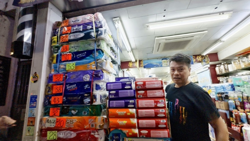 深水埗一间药店负责人梁先生表示,受网购热潮影响,厕纸、纸巾等纸品生意相比3个月前大减。 深水埗一间药店负责人梁先生表示,受网购热潮影响,厕纸、纸巾等纸品生意相比3个月前大减。