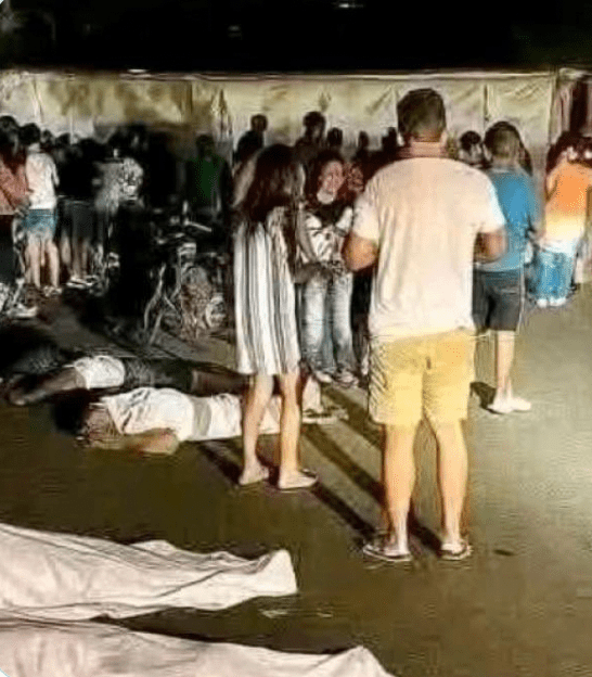 当地媒体照片显示,多具遗体盖着白布横陈街头。 X@LaszloRealtor 当地媒体照片显示,多具遗体盖着白布横陈街头。 X@LaszloRealtor