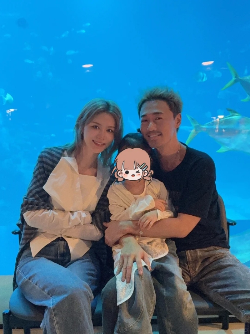 林峯一家三口打卡。