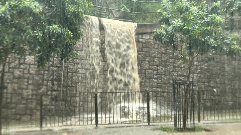 柴湾翡翠道近连城道大量黄泥水倾泻而下。 柴湾翡翠道近连城道大量黄泥水倾泻而下。