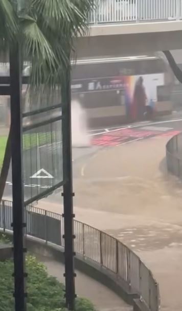 渠位爆出水柱。 渠位爆出水柱。