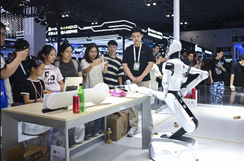 2025世界人工智能大会上,有机械人展示零售的应用。 新华社 2025世界人工智能大会上,有机械人展示零售的应用。 新华社