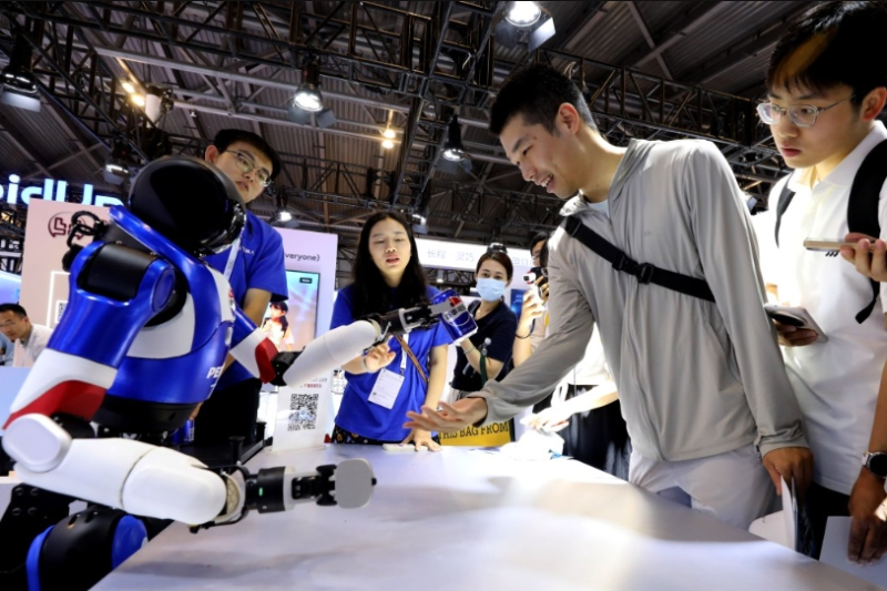 2025世界人工智能大会上,有机械人展示送赠礼品的功能。 新华社 2025世界人工智能大会上,有机械人展示送赠礼品的功能。 新华社