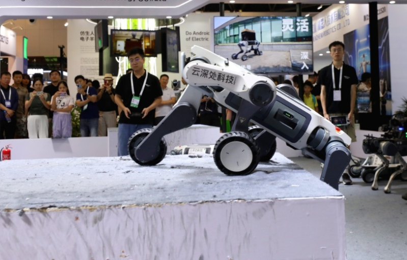 2025世界人工智能大会上,有机械人展示越障的能力。 新华社 2025世界人工智能大会上,有机械人展示越障的能力。 新华社