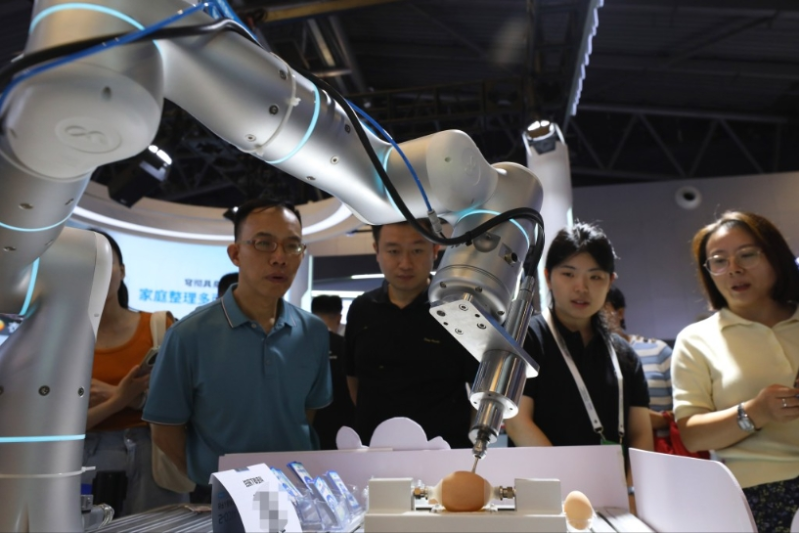 2025世界人工智能大会上,有机械人展示在蛋壳上微雕的能力。 新华社 2025世界人工智能大会上,有机械人展示在蛋壳上微雕的能力。 新华社