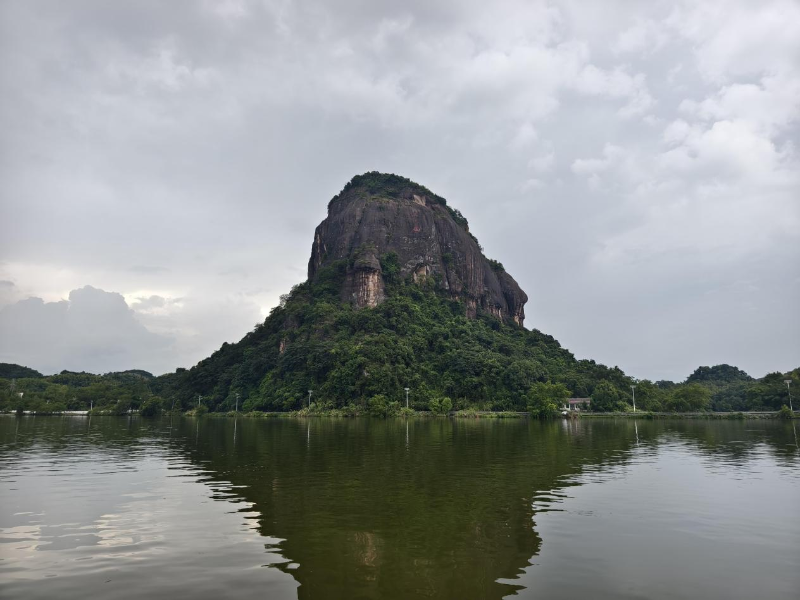 翠江两岸的丹霞地貌