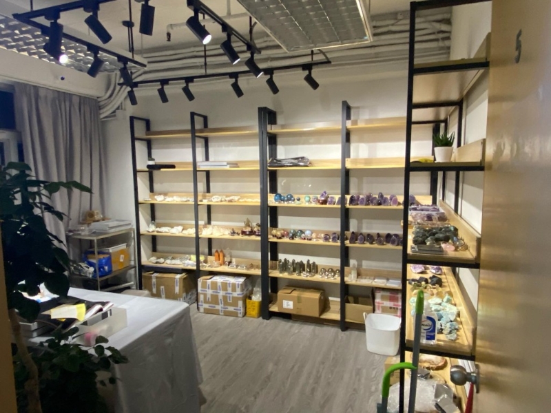 为扩展客路,之后搬去观塘一工厦劏铺开设门市。 为扩展客路,之后搬去观塘一工厦劏铺开设门市。