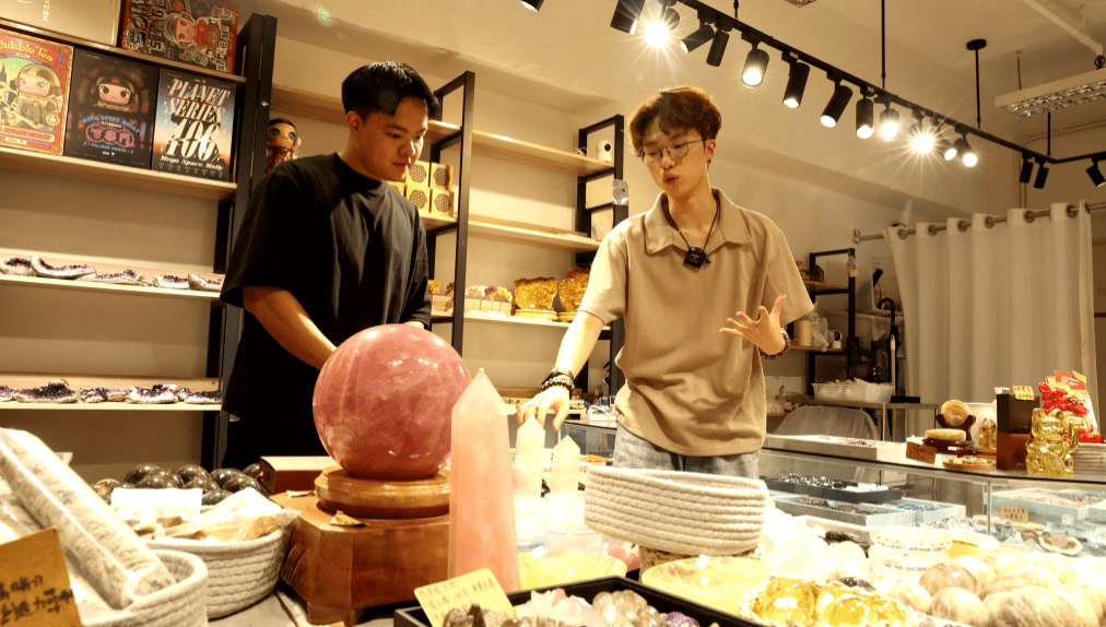 现时在观塘一工厦的四百多呎单位经营水晶生意。 现时在观塘一工厦的四百多呎单位经营水晶生意。