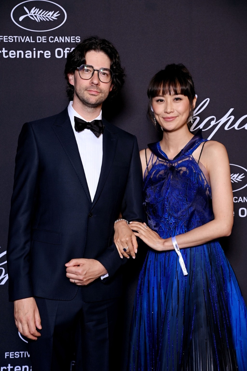 陈法拉和法籍老公好登对。