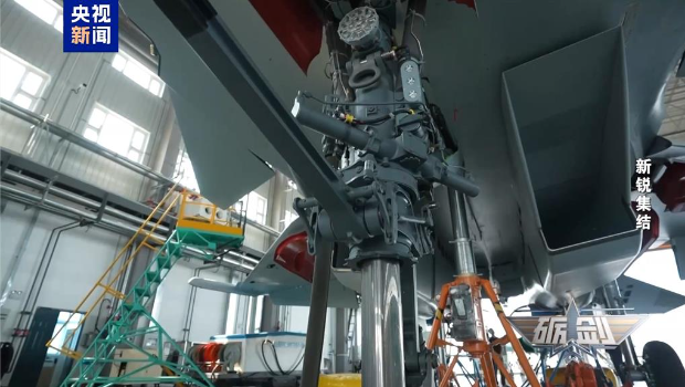 歼-15T粗壮的的前起落架。