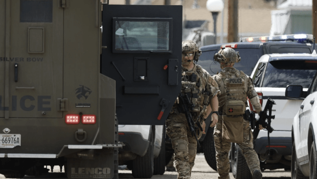 美国蒙大拿州酒吧爆枪击酿4死，警大规模搜捕枪手