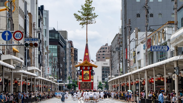 图为日本京都祇园祭“花车巡游”活动。