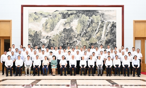 8月3日，受习近平总书记委托，中共中央政治局常委、中央书记处书记蔡奇在北戴河看望暑期休假专家，代表党中央、国务院向全国各条战线、各个领域的广大专家人才致以诚挚问候。