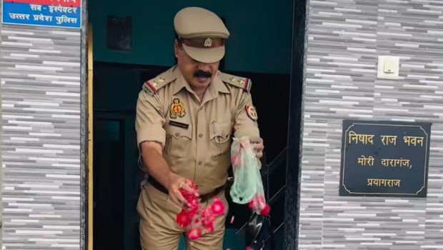 印度警察视洪水为“恩赐”