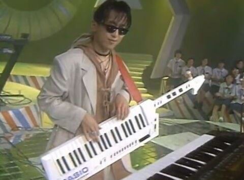 姜麟无论打扮抑或是音乐品味都十分前卫。 姜麟无论打扮抑或是音乐品味都十分前卫。