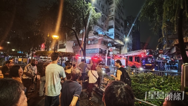 大批途人围观。 大批途人围观。