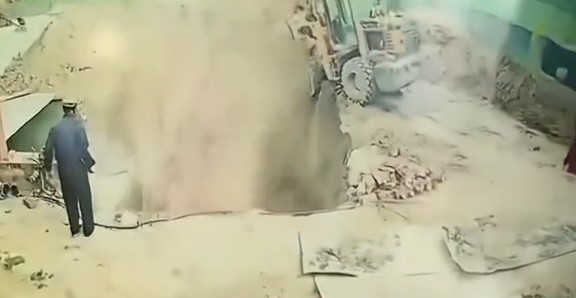 工人被埋。 工人被埋。