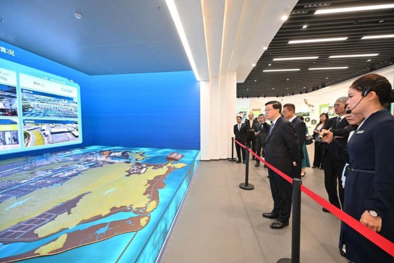 李家超（前排右二）参观横琴粤澳深度合作区规划展览馆。