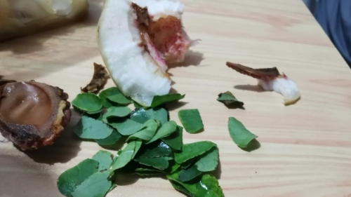 北京女食蜜桃惊见内藏新鲜树叶