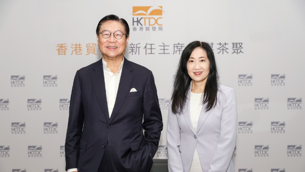 贸发局新任主席马时亨（左）和行将退休的贸发局总裁方舜文（右）。