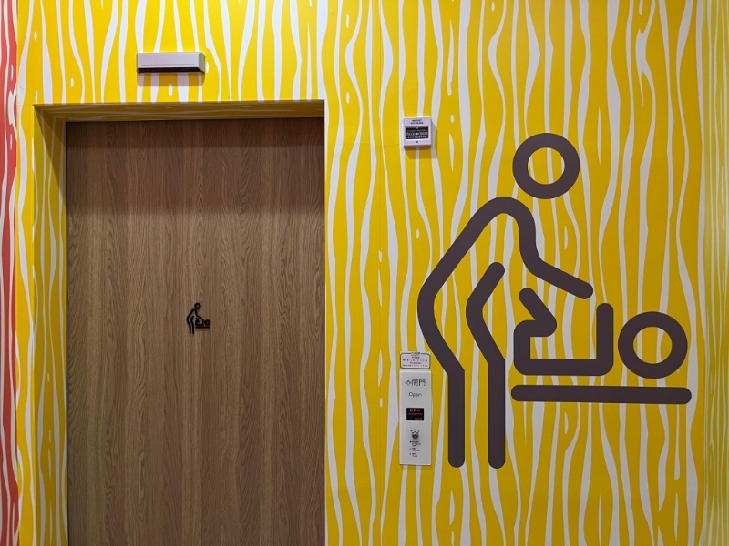 油塘大本型商场G楼育婴间门口安装了自动感应门锁,标明开放状态和已使用时长。 油塘大本型商场G楼育婴间门口安装了自动感应门锁,标明开放状态和已使用时长。