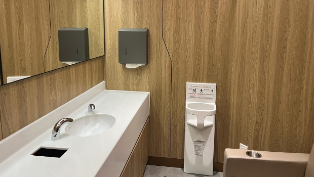 油塘大本型商场G楼育婴间,配备自动感应水龙头、护理设施和哺乳用座位。 油塘大本型商场G楼育婴间,配备自动感应水龙头、护理设施和哺乳用座位。