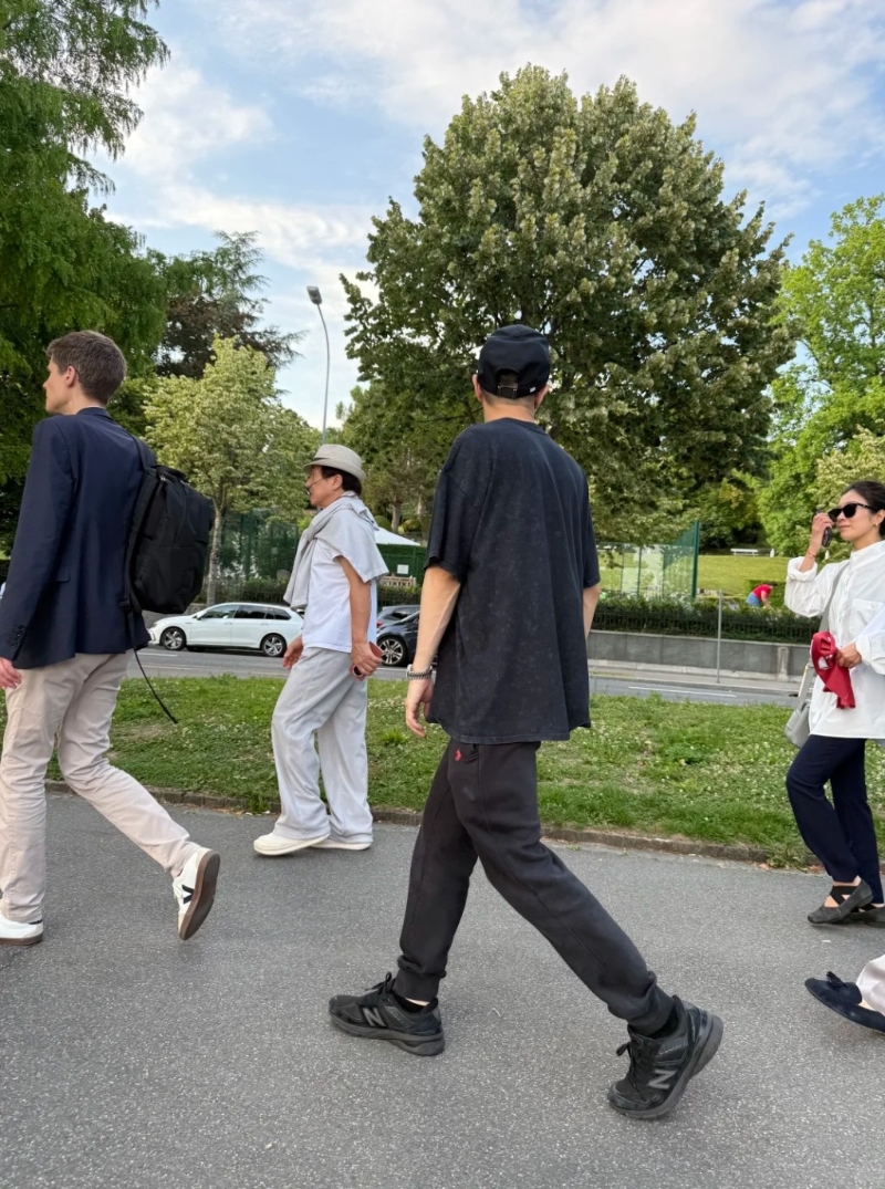 房祖名(左三)近日罕被途人拍到与爸爸成龙(左二)私下同框。 房祖名(左三)近日罕被途人拍到与爸爸成龙(左二)私下同框。