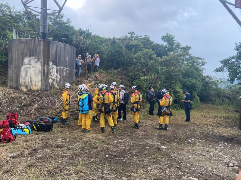 消防一时也无法拉下遗体。