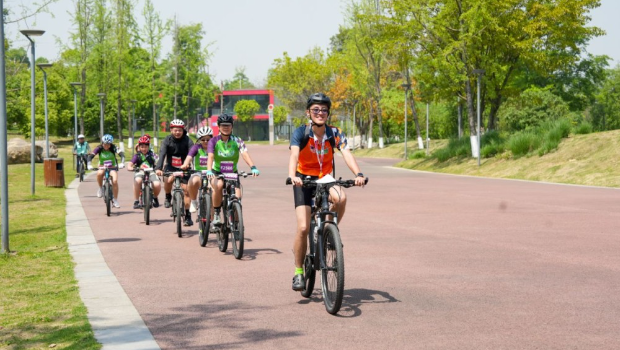 单车队伍于成都骑行约100公里。 单车队伍于成都骑行约100公里。