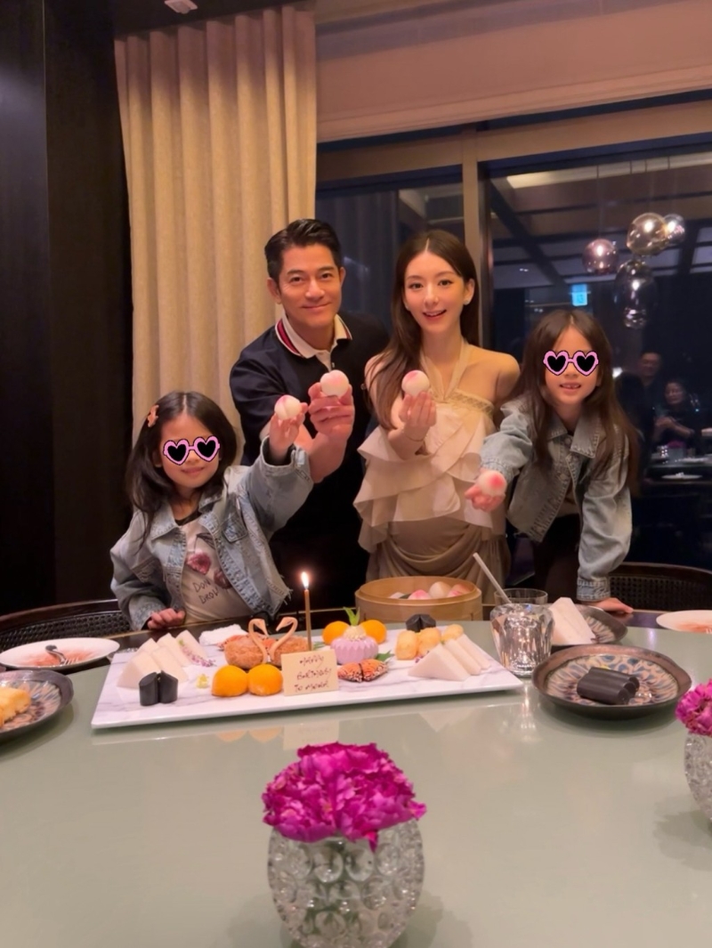 方媛与家人一同庆生。 方媛与家人一同庆生。