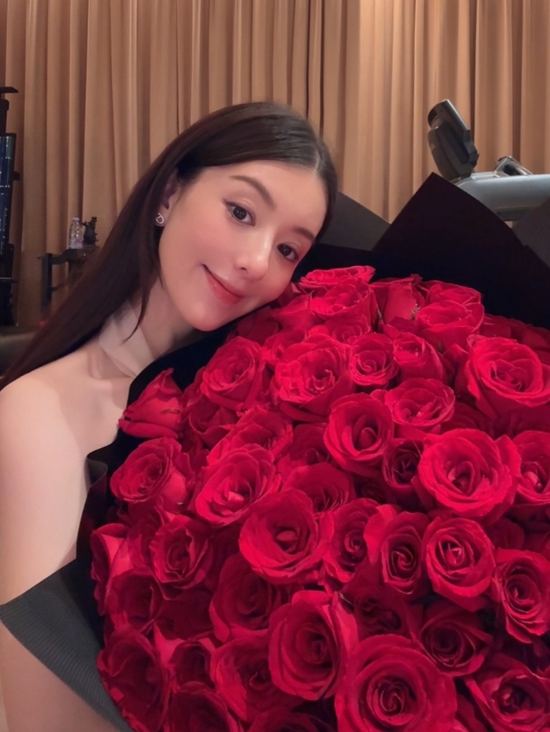 方媛大晒巨型玫瑰花。 方媛大晒巨型玫瑰花。