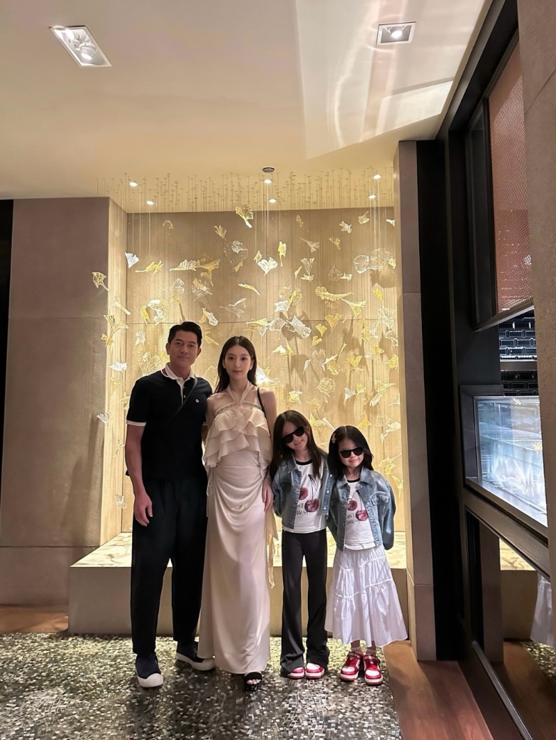 方媛与老公及两名女儿庆生。 方媛与老公及两名女儿庆生。