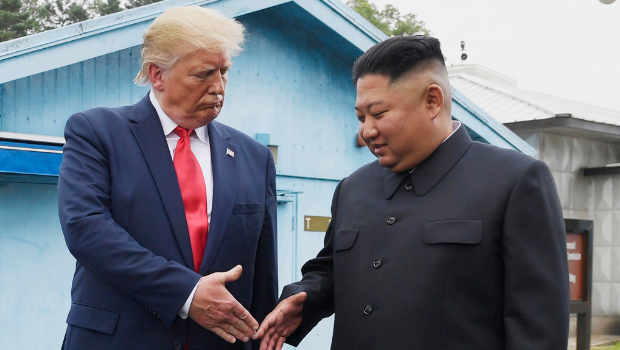 特朗普在见韩国谈判代表团一开口就问朝鲜领导人金正恩的近况。图为两人2019年相见画面