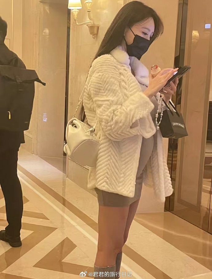 叶珂的孕肚成焦点。 叶珂的孕肚成焦点。