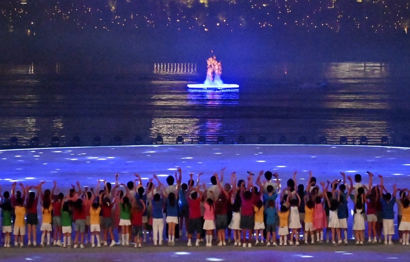 主火炬在开幕式现场被点燃。