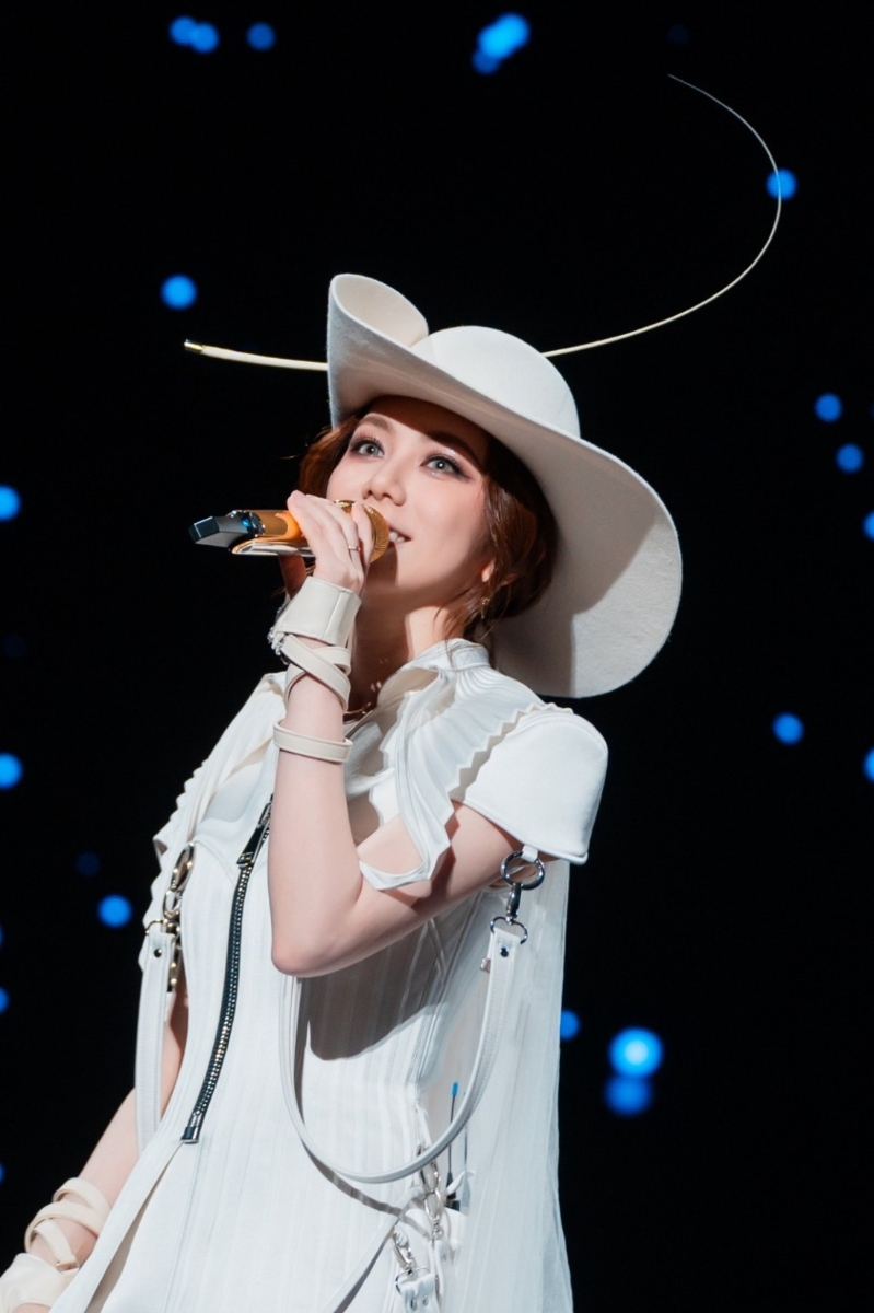 她亦以一身纯白女爵装扮出场。 她亦以一身纯白女爵装扮出场。