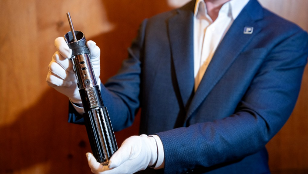 《星战》黑武士光剑将被拍卖。