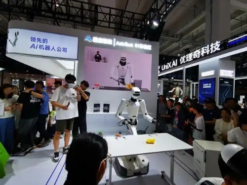 星尘智能携Astribot S1现场推出了三大沉浸式体验和展示区，吸引众多观众。