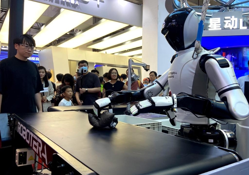 图为2025世界机器人大会上的一款机器人正在展示物品分拣能力。新华社记者魏梦佳摄