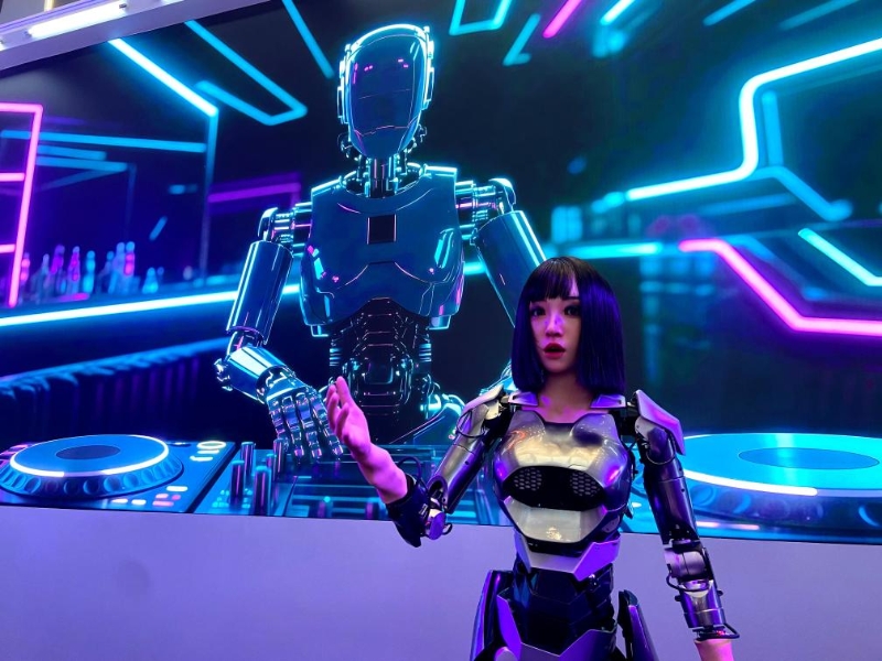 图为2025世界机器人大会上的一款机器人正与观众互动。新华社记者魏梦佳摄