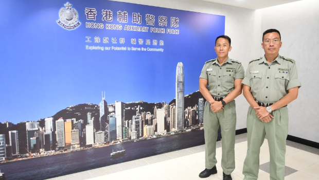 辅警队教官、警长翁松彬(左)及杨启龙(右)强调,辅警与正规警员的责任和使命相同。 辅警队教官、警长翁松彬(左)及杨启龙(右)强调,辅警与正规警员的责任和使命相同。