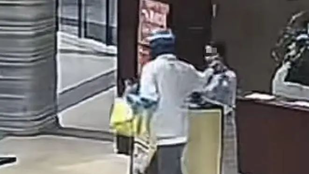 “外卖员摸前台姑娘的脸”，警方介入