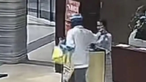 “外卖员摸前台姑娘的脸”，警方介入