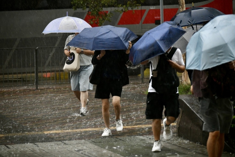 不少巿民冒着黑雨上班。
