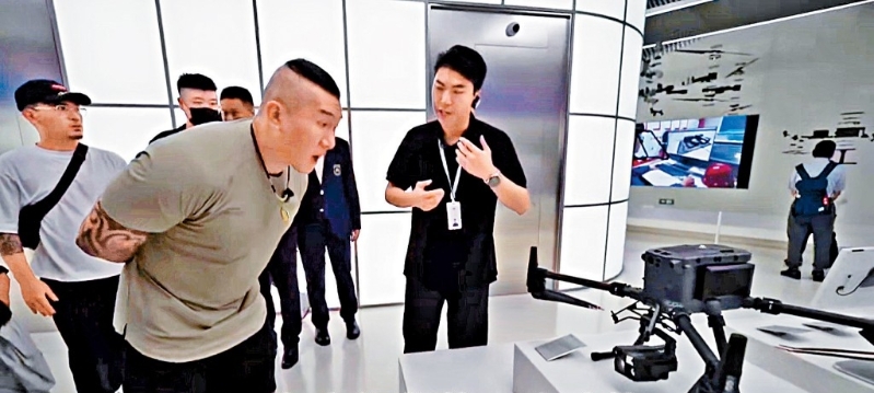 “馆长”陈之汉到访深圳大疆公司，体验无人机。