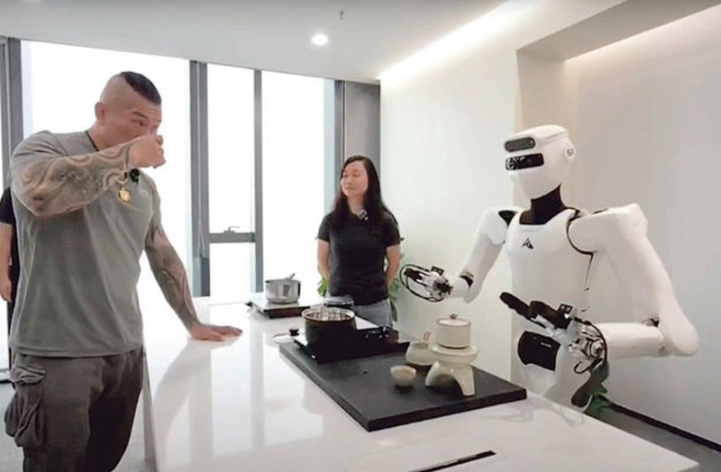 “馆长”陈之汉在深圳体验星尘智能机械人。