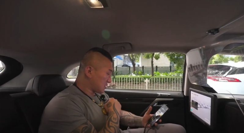 馆长体验搭乘“小马智行”无人自动驾驶计程车，期间他不断称“很害怕、小心”。